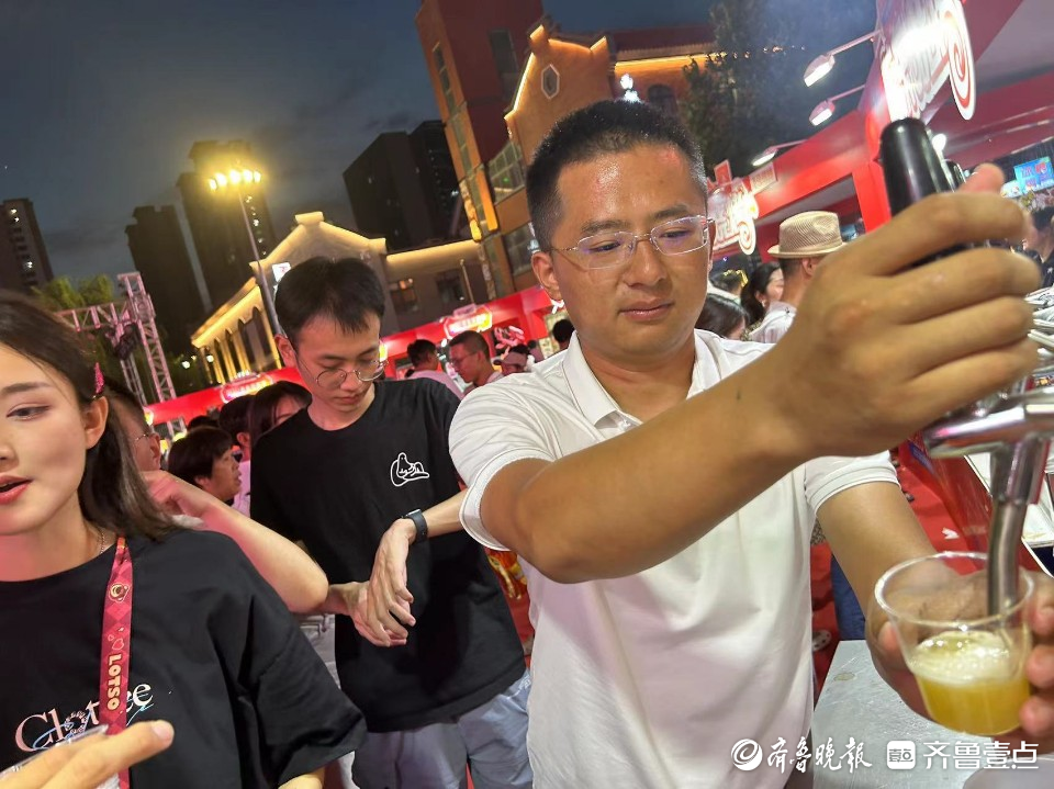 齐鲁美食节上“啤酒小哥”忙得不亦乐乎