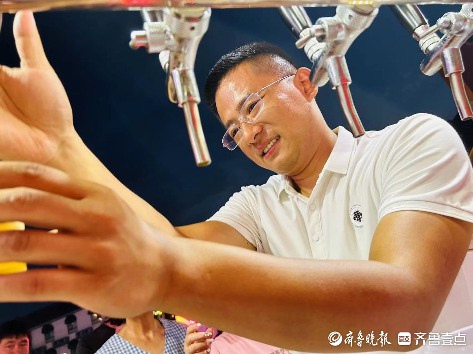 齐鲁美食节上“啤酒小哥”忙得不亦乐乎