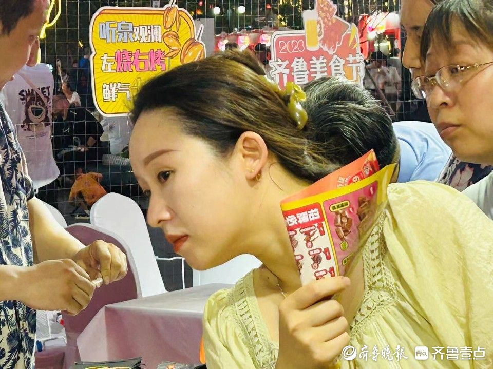 齐鲁美食节吸引众多食客，她们成现场靓丽风景线