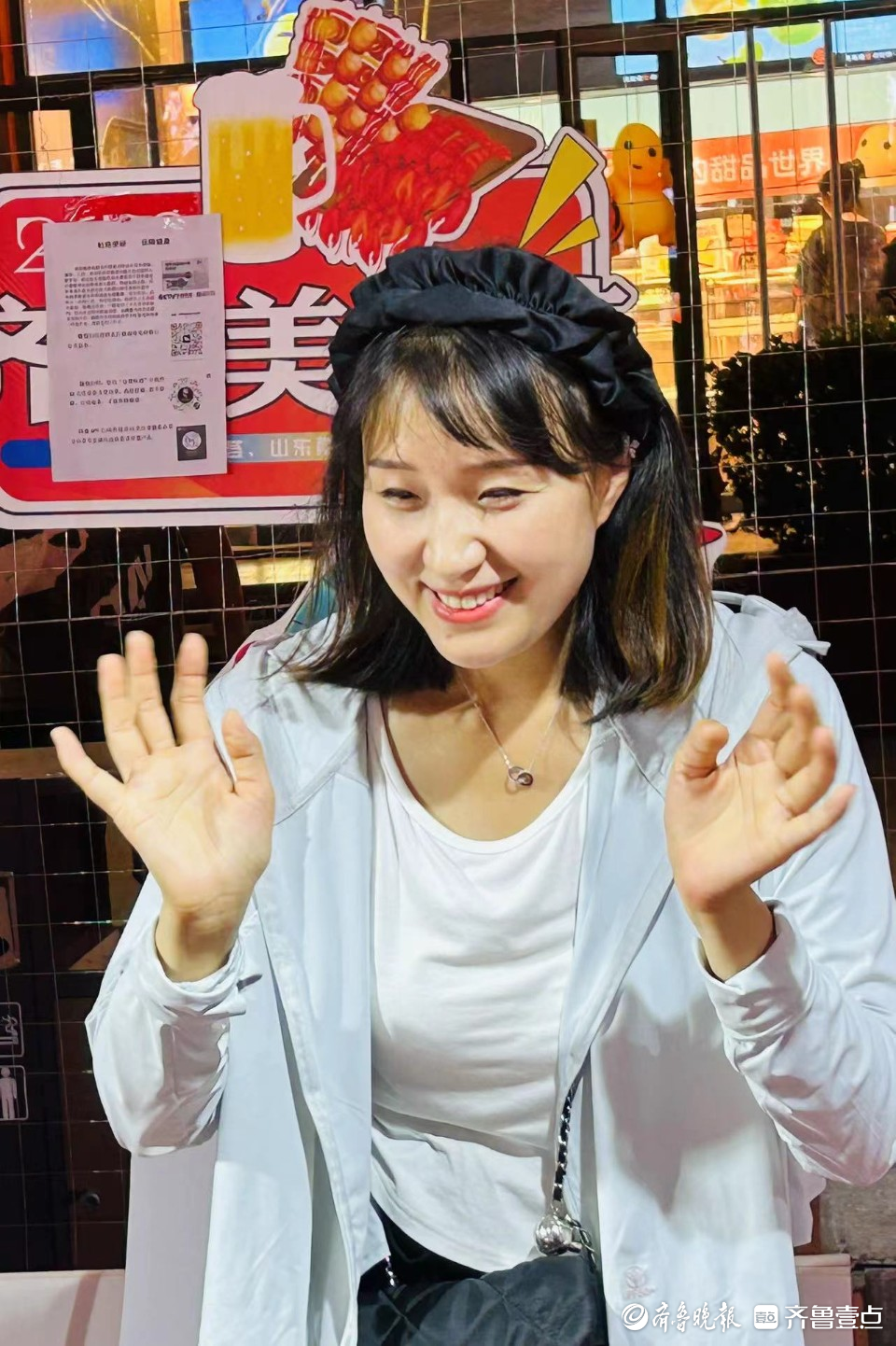 齐鲁美食节吸引众多食客，她们成现场靓丽风景线