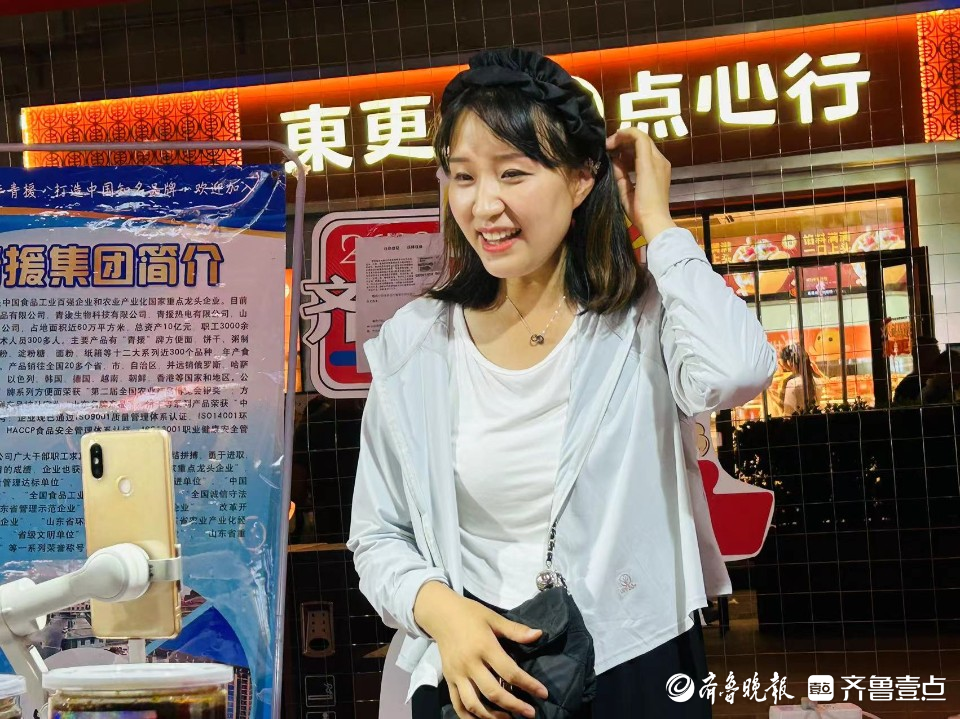 齐鲁美食节吸引众多食客，她们成现场靓丽风景线