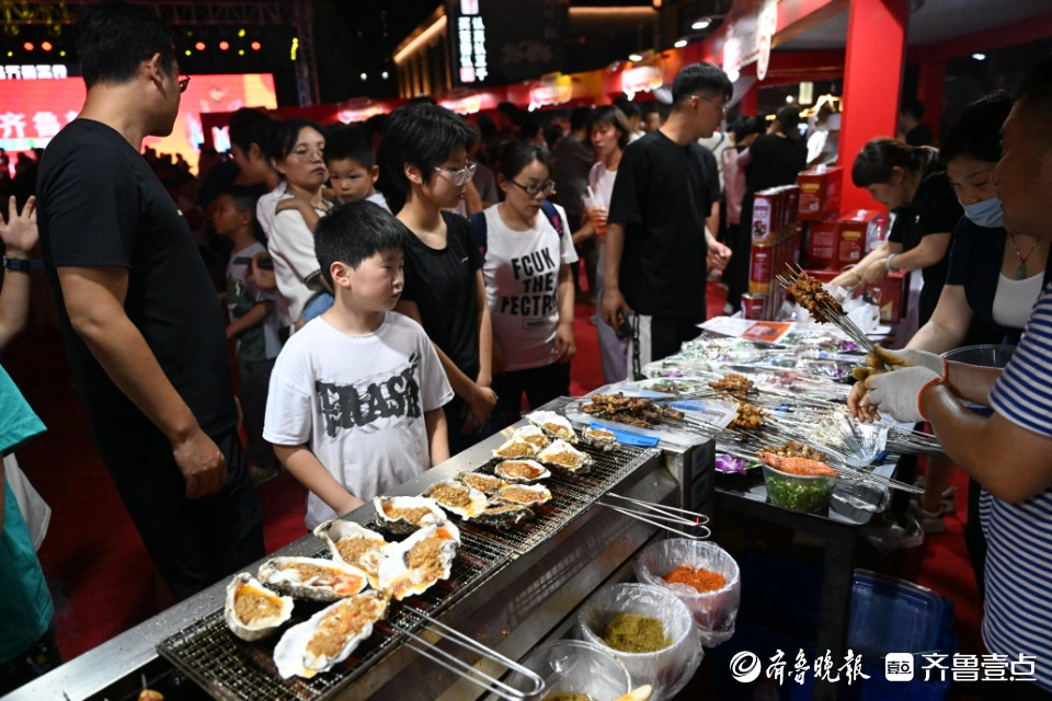 烧烤、小吃、啤酒齐“上桌”，齐鲁美食节飘出人间烟火气
