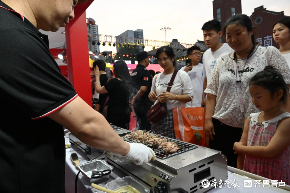 齐鲁美食节开场！鲜嫩肉串、火爆龙虾、甜品小吃无不抓住市民味蕾