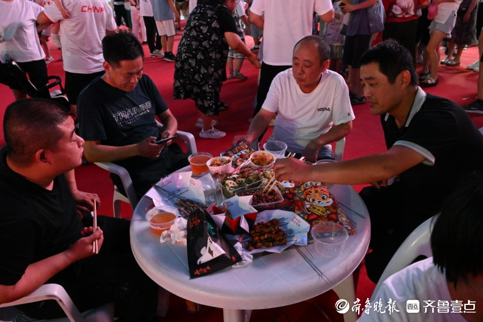 齐鲁美食节开场！鲜嫩肉串、火爆龙虾、甜品小吃无不抓住市民味蕾