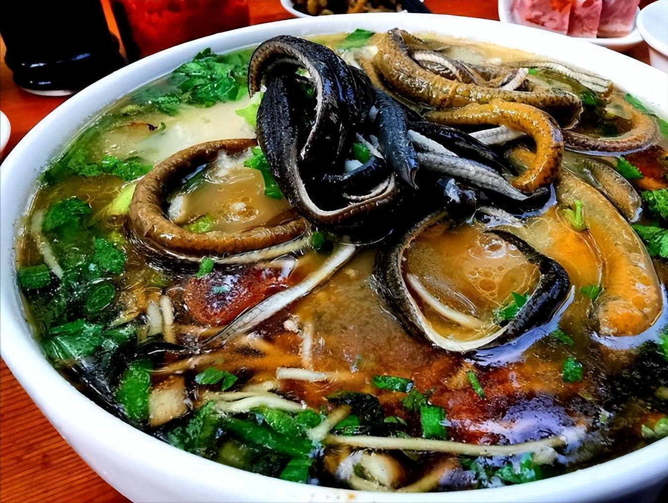 来镇江,一定要尝一碗当地有名的美食——长鱼面-齐鲁晚报·齐鲁壹点