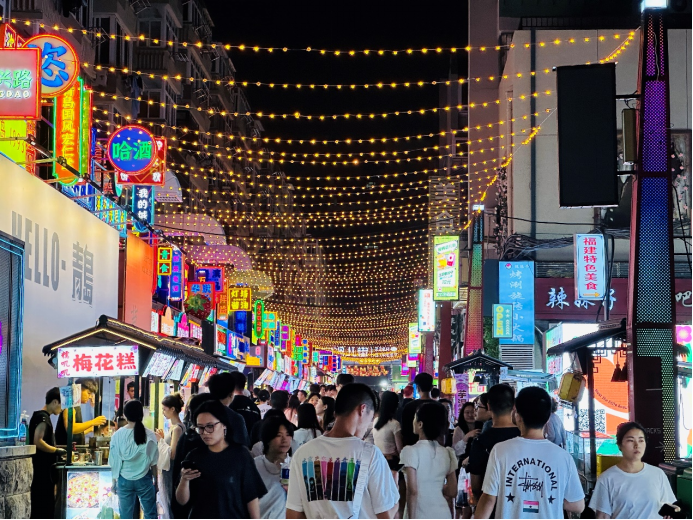 美团,大众点评数据显示,暑期以来,"夜游""夜市"搜索量较去年同期增长