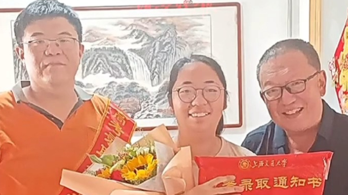 果然视频|烟台2023年首封高考录取通知书送达一中学子手中