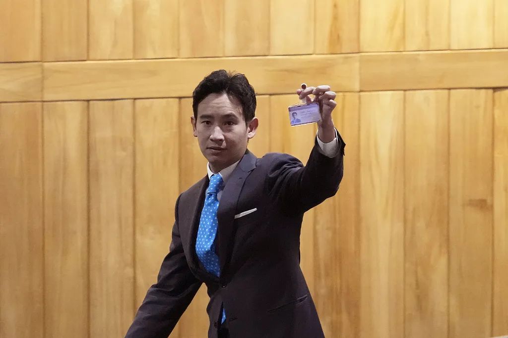 第一轮投票折戟后,他被泰国宪法法院暂停议员职务