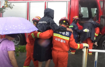 雨天老人看病途中被困车内，聊城消防员背出老人送往医院