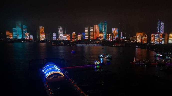 果然视频|不一样的灯光秀！青岛浮山湾楼宇为数字强省点亮