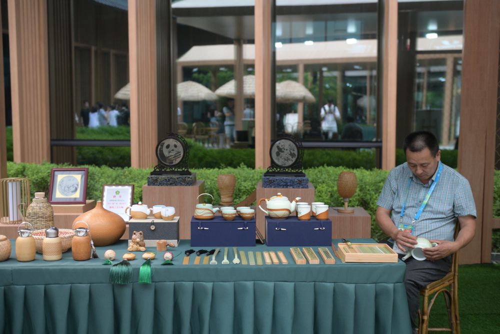 �ɶ����˻���ý��������ʽ����