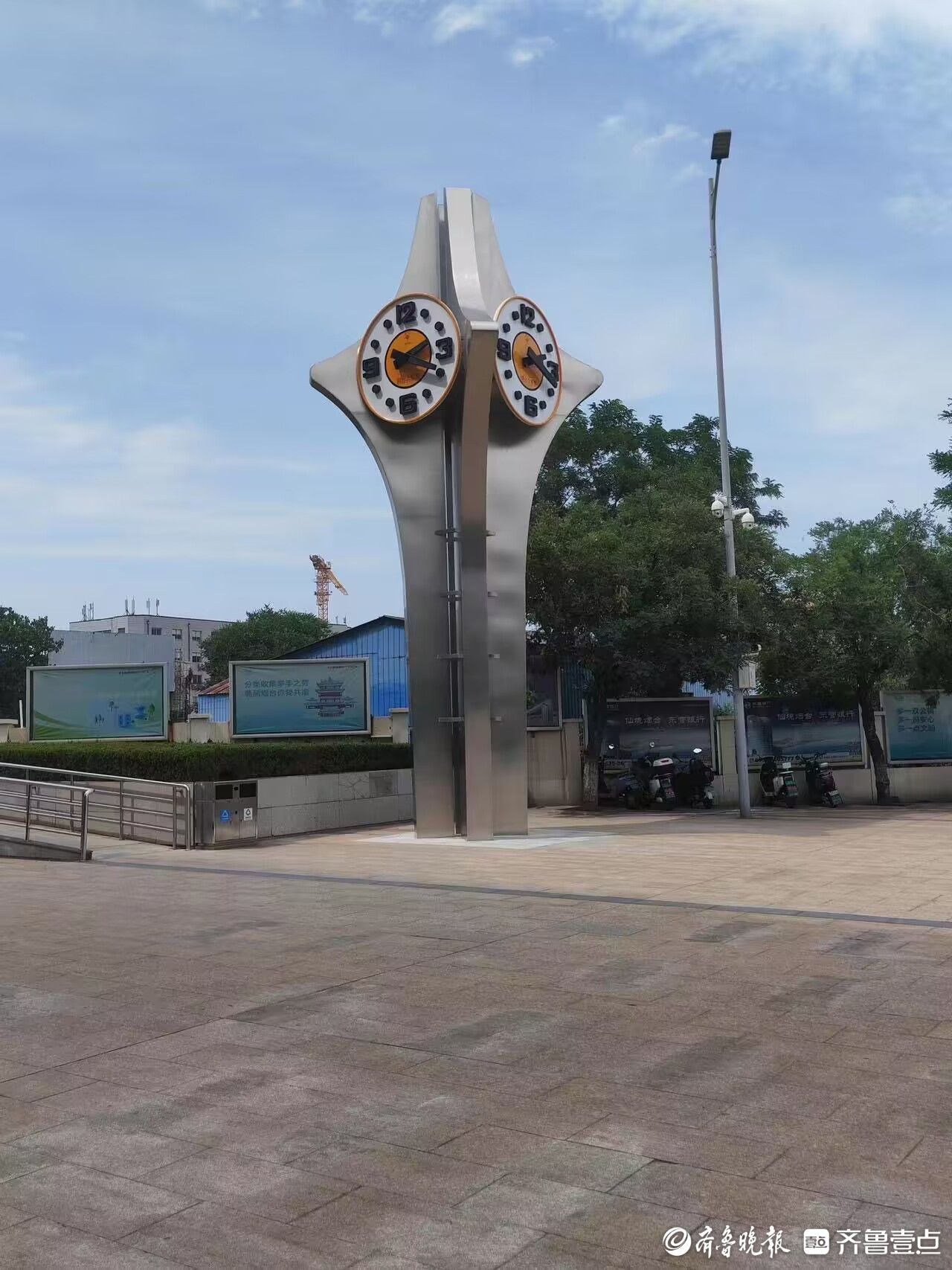 四面智能时钟落户烟台火车站北广场,增设夜间显时功能-齐鲁晚报·齐鲁