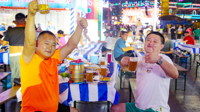 果然视频｜氛围拉满！青岛金沙滩啤酒城邀您开怀畅饮！