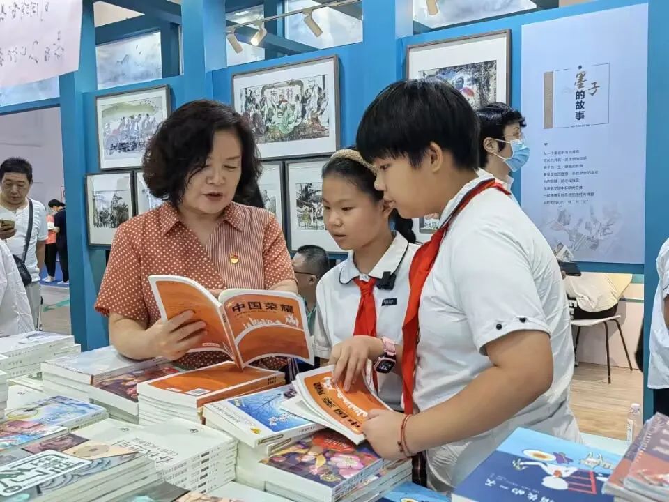 书香浸润 少年成长 济南市青龙街小学师生走进书博会-齐鲁晚报·齐鲁