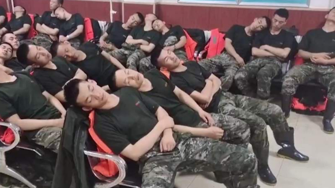 就这样坐着睡了一夜，他们一早再赴救援一线