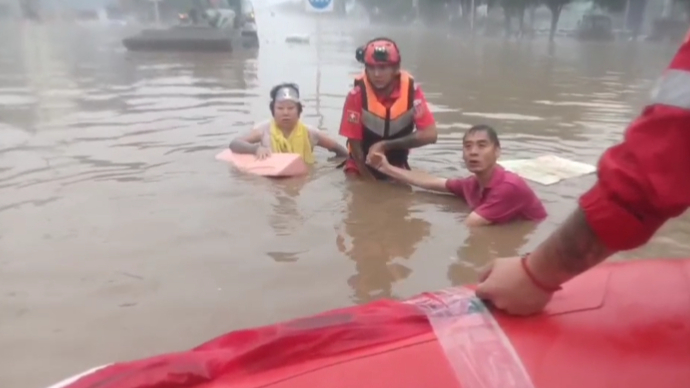 果然视频|河北涿州持续强降雨，山东一救援队两小时转移一百多人