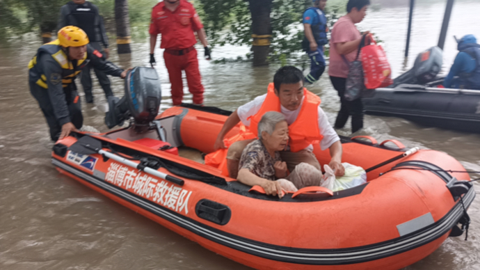 果然视频｜山东一救援队集结22人赶赴房山，首批转移老人小孩