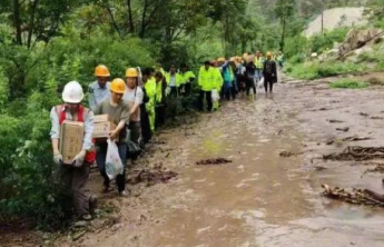 受水害滞留的K1178次列车旅客抵达北京北站