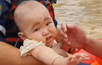 “这个叔叔拼命保了你啊！” 救援人员安慰宝宝的话太戳了