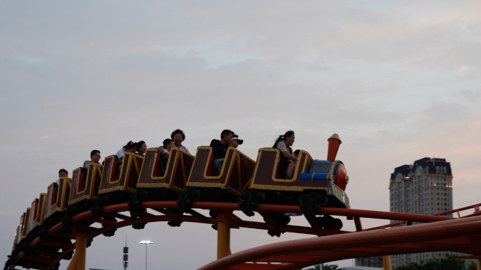 果然视频｜过山车、海盗船、旋转木马……来金沙滩啤酒城嗨翻天！