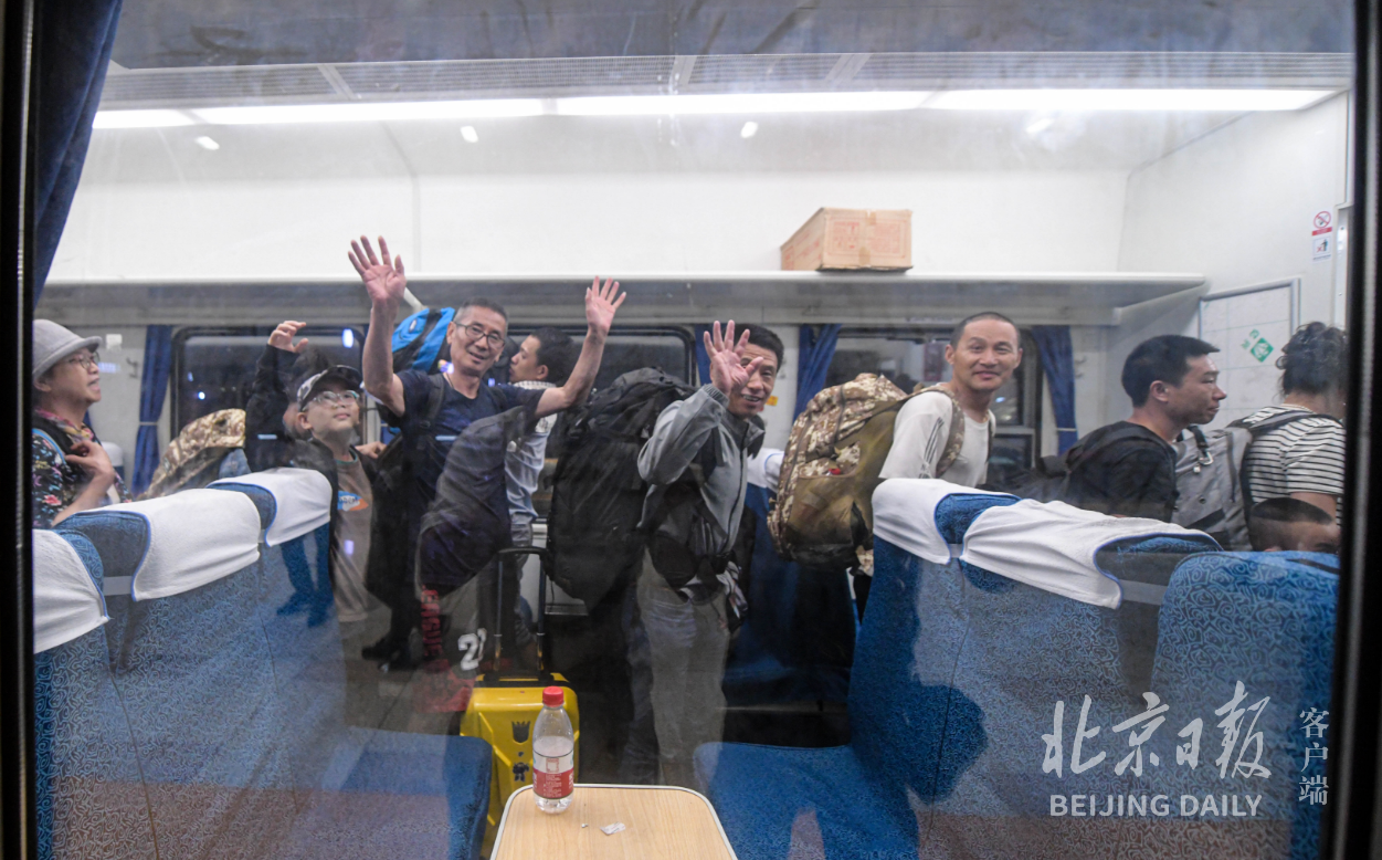 因暴雨受困的K396、K1178、Z180最后一批滞留旅客“回家”