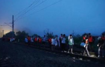 “先紧着旅客吃”，三趟受阻列车紧急救援记