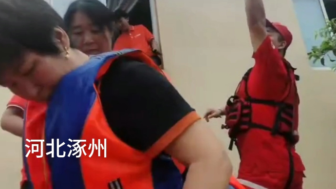 果然视频|河北涿州救援现场：水灾中，妈妈温柔哄孩子