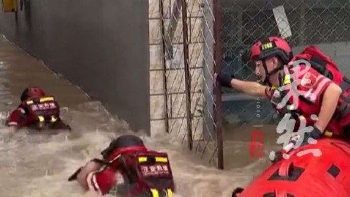 果然视频|山东救援队员营救被困儿童，跳下水瞬间被淹没