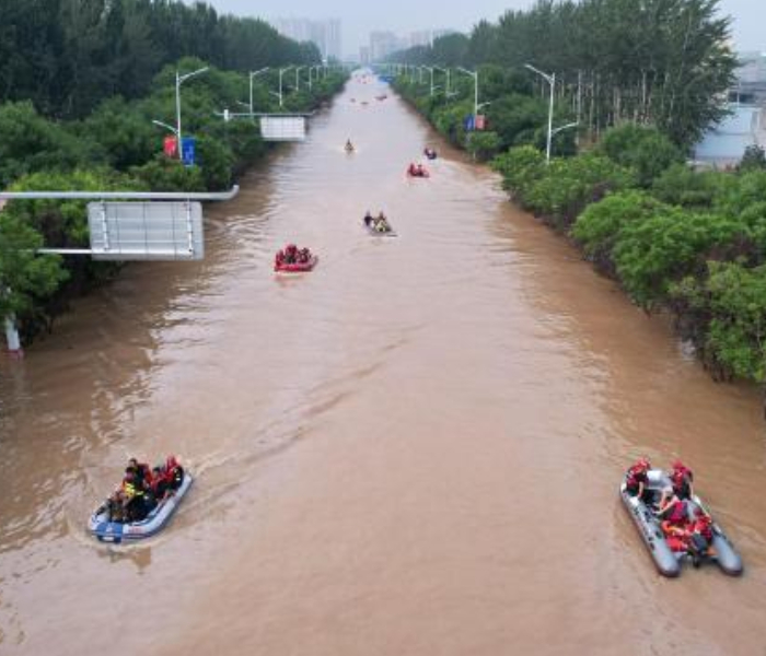 7月29日以来，京津冀地区遭遇极端强降雨侵袭，多个国家气象观测站单日降水量突破历史极值，河北局地累计雨量甚至超过了1000毫米。国家防总启动防汛二级应急响应，包括山东在内的各地救援力量奔赴京津冀。