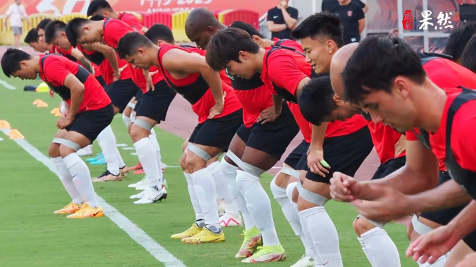 果然视频|中超强队成都蓉城队抵达济南，训练气氛严肃