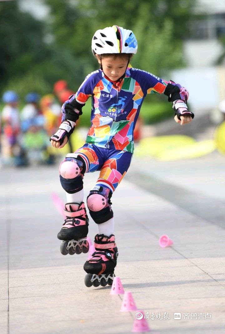 轮滑少年高难动作尽享追风快乐-齐鲁晚报网