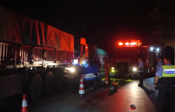 两辆半挂车追尾夹击出租车，乘客被卡无法脱困，聊城消防紧急救援