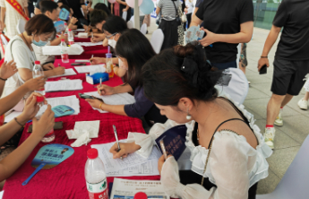 一上午笔没停过！ 相亲现场报名持续火爆！