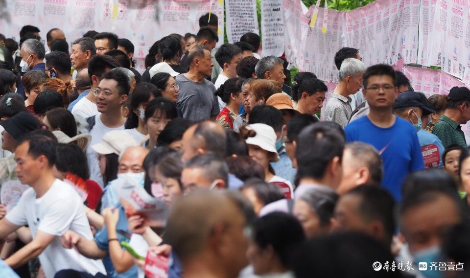 济南千佛山相亲会：现场看着挺顺眼，留好微信继续聊 