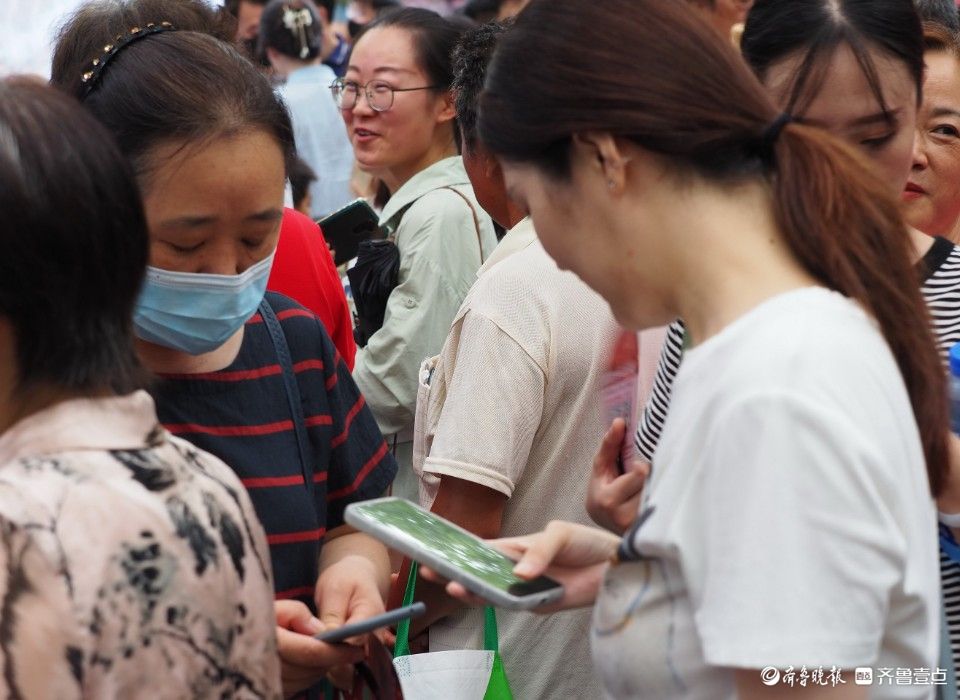 济南千佛山相亲会：现场看着挺顺眼，留好微信继续聊 