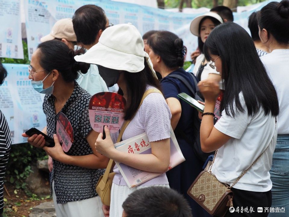 济南千佛山相亲会：现场看着挺顺眼，留好微信继续聊 