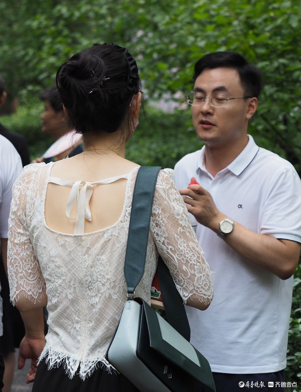 济南千佛山相亲会：现场看着挺顺眼，留好微信继续聊 