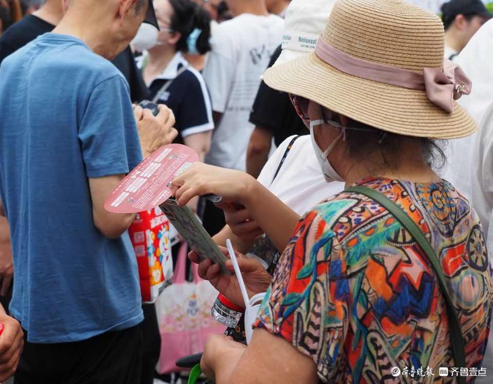 济南千佛山相亲会：现场看着挺顺眼，留好微信继续聊 