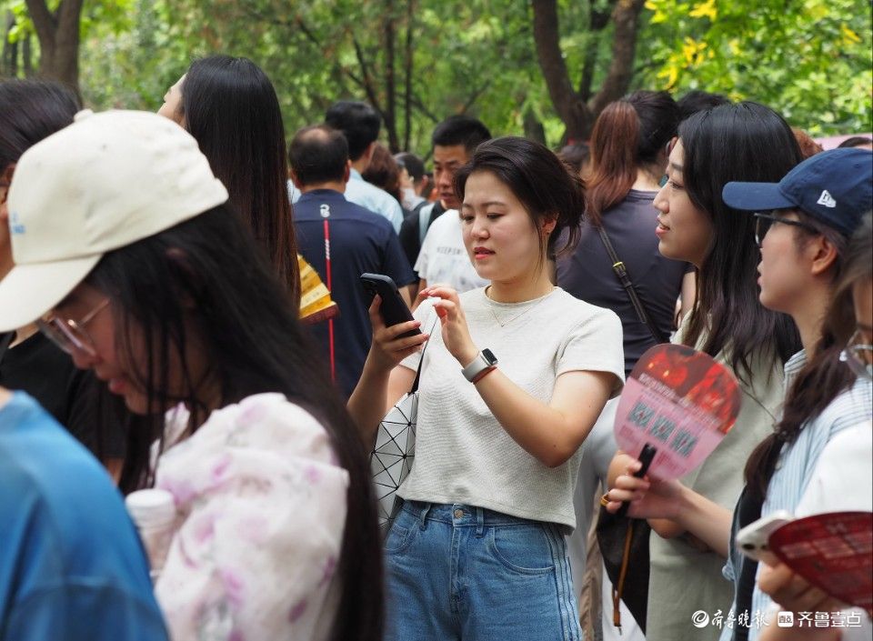 济南千佛山相亲会：现场看着挺顺眼，留好微信继续聊 