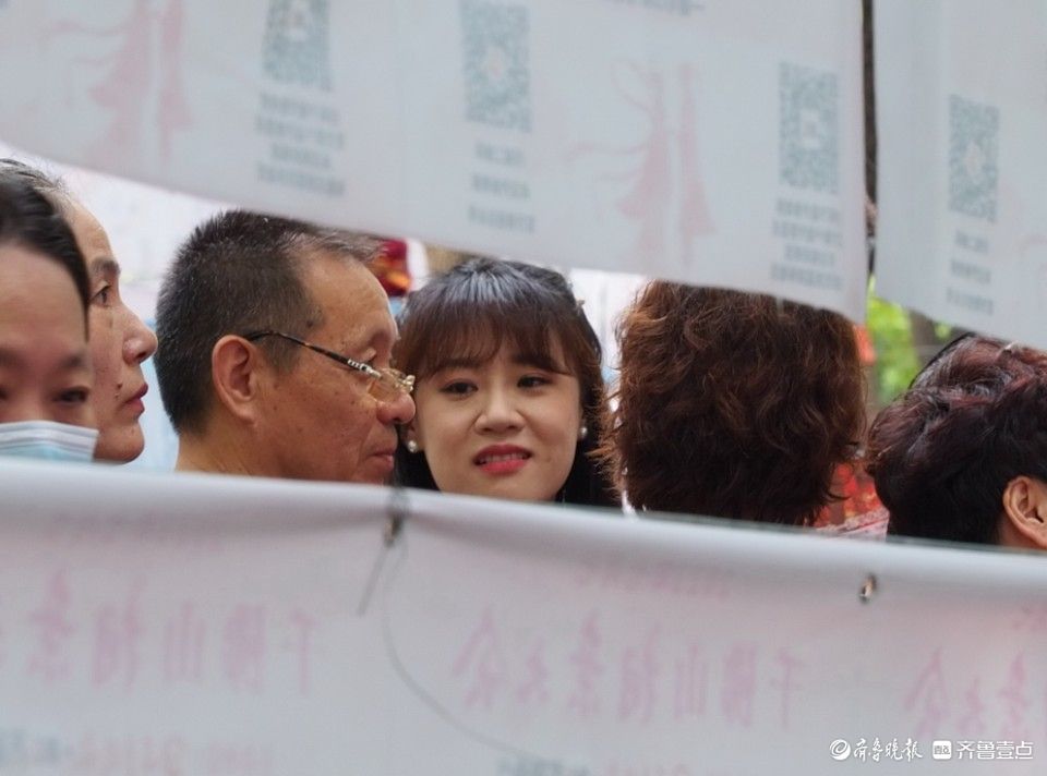 济南千佛山相亲会：现场看着挺顺眼，留好微信继续聊 