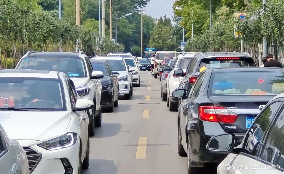 济南千佛山七夕相亲大会引来滚滚客流，景区门口人员车辆排队