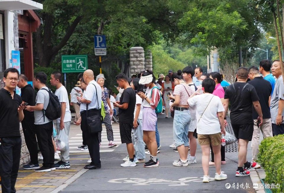 济南千佛山七夕相亲大会引来滚滚客流，景区门口人员车辆排队