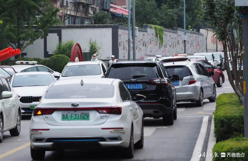 济南千佛山七夕相亲大会引来滚滚客流，景区门口人员车辆排队