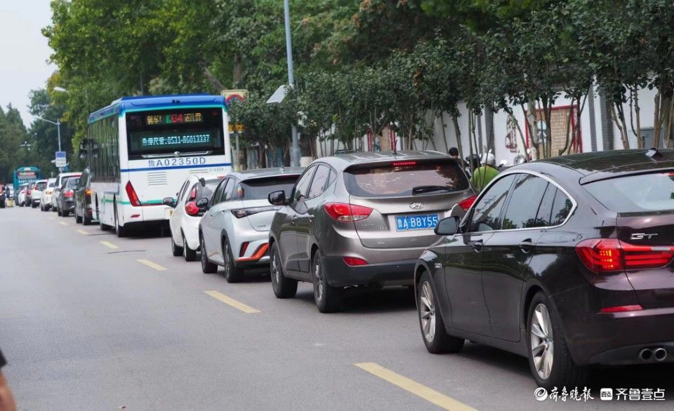 济南千佛山七夕相亲大会引来滚滚客流，景区门口人员车辆排队