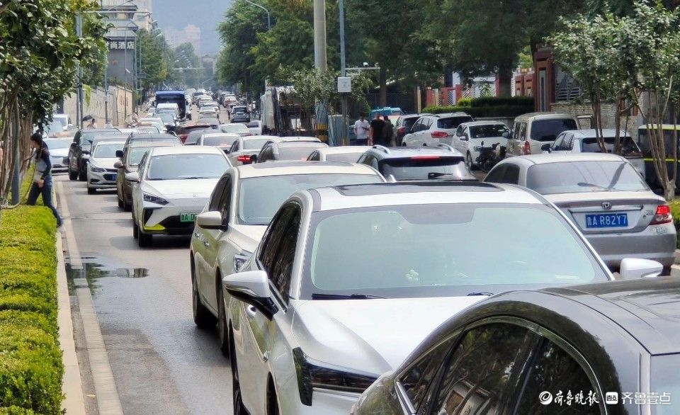 济南千佛山七夕相亲大会引来滚滚客流，景区门口人员车辆排队