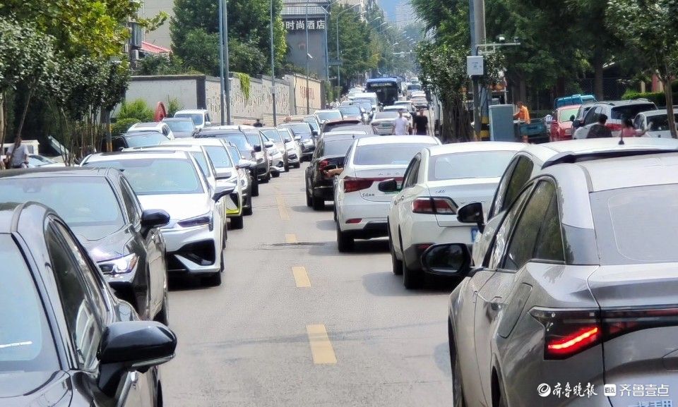 济南千佛山七夕相亲大会引来滚滚客流，景区门口人员车辆排队