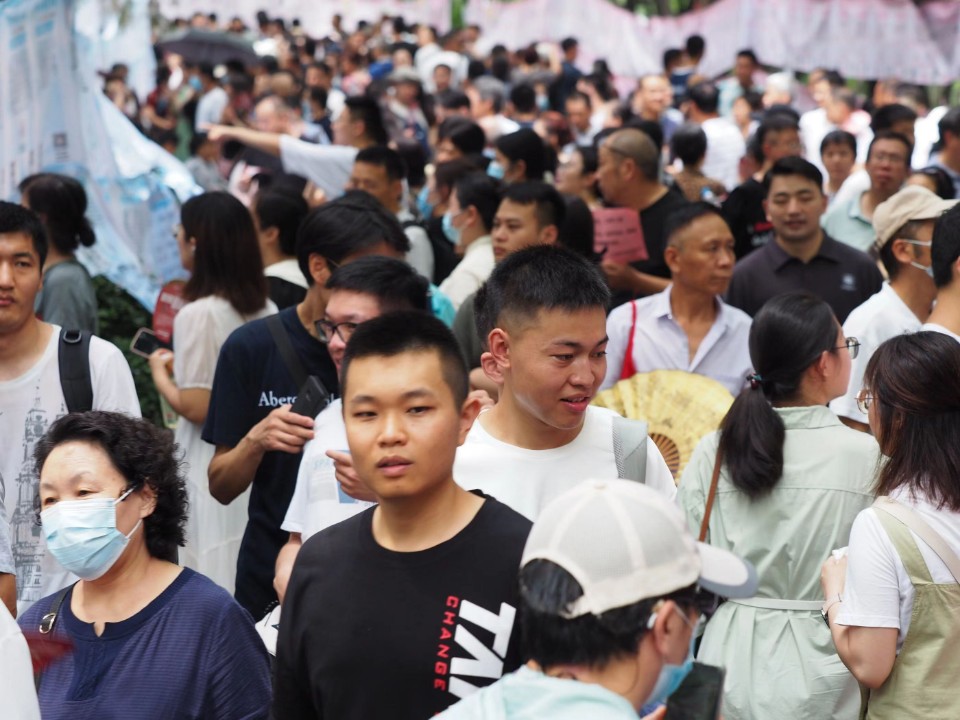 千佛山相亲大会：读研同门师兄、单位同事们结伴而来