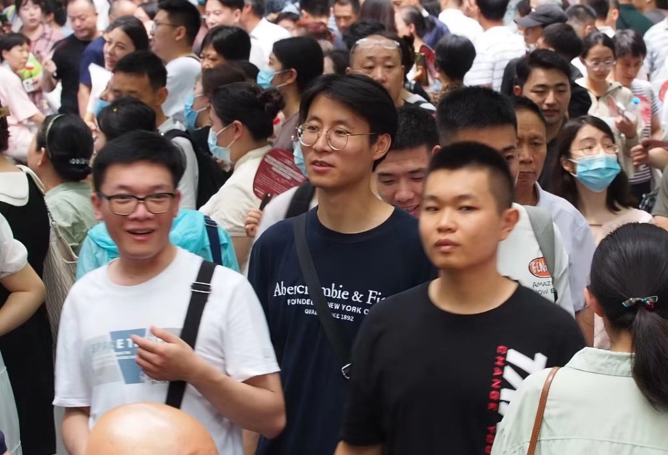 千佛山相亲大会：读研同门师兄、单位同事们结伴而来