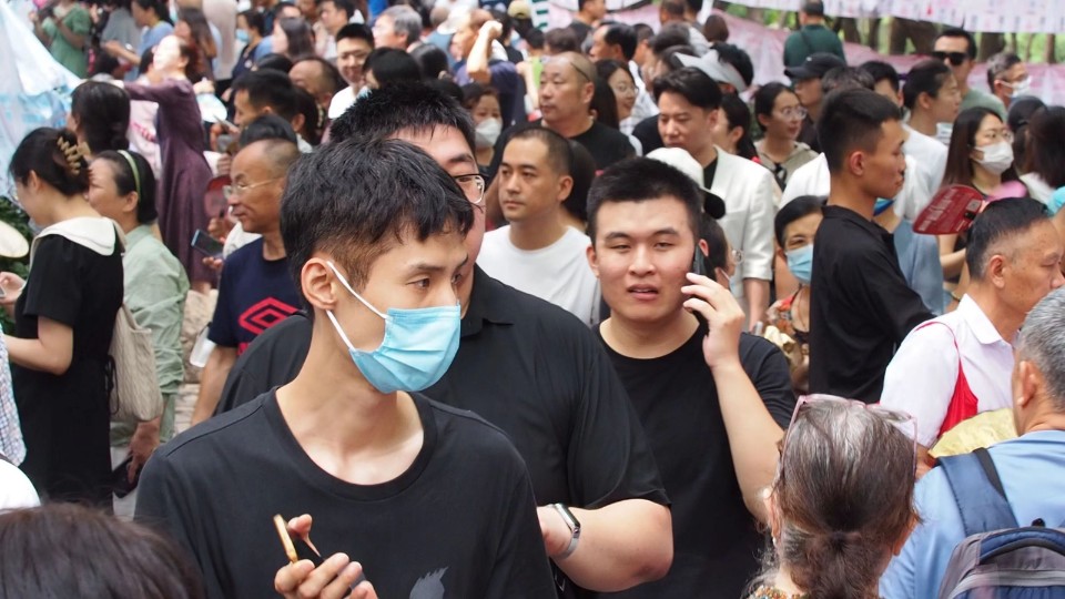 千佛山相亲大会：读研同门师兄、单位同事们结伴而来