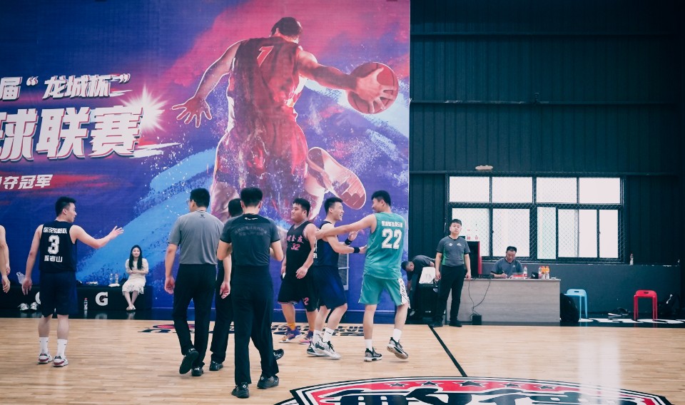 组图|九巨龙物业“龙城杯”业主篮球赛晋级小组赛第一场开赛